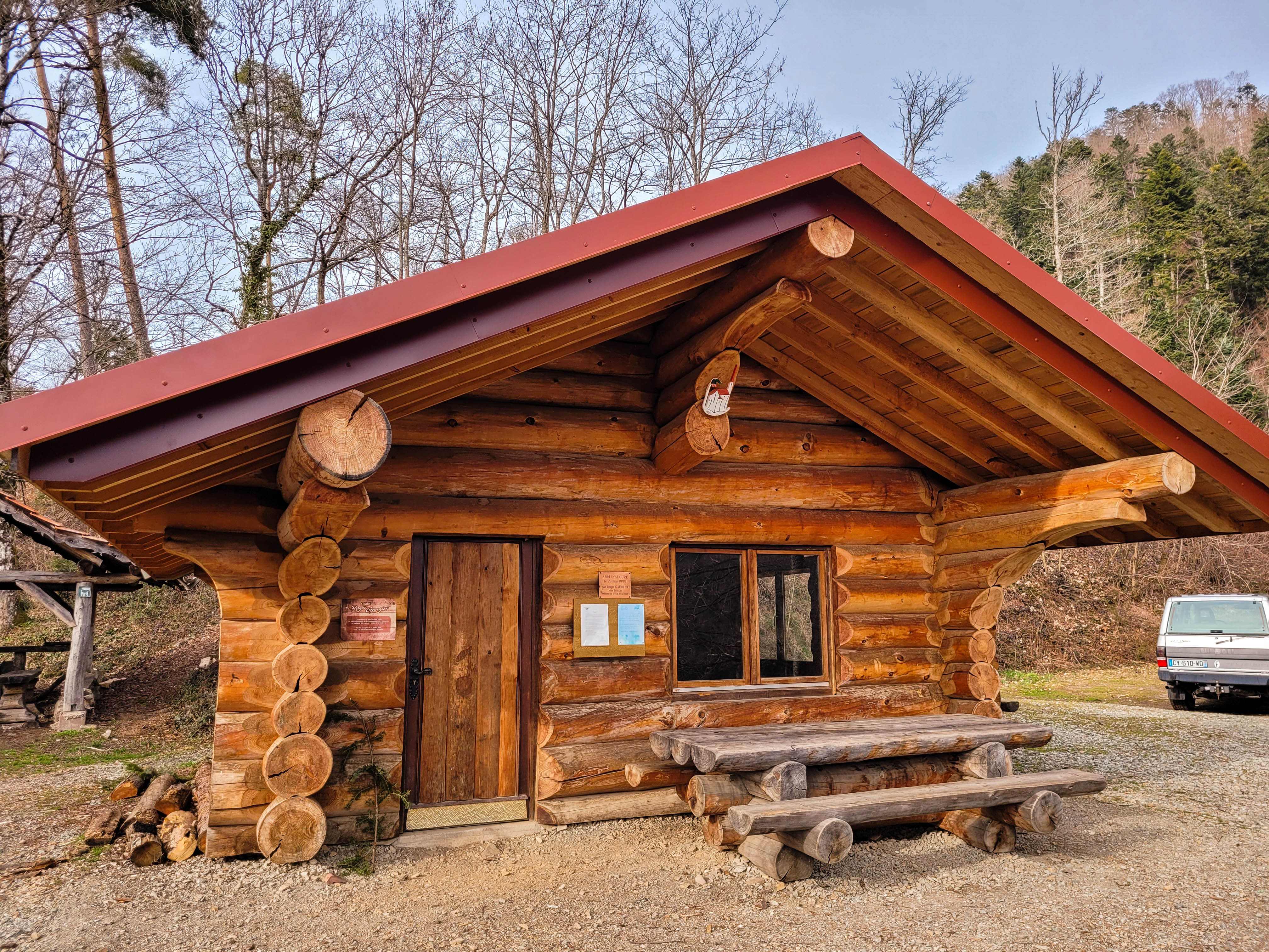 Photographie d'une large cabane faite de rondins de bois