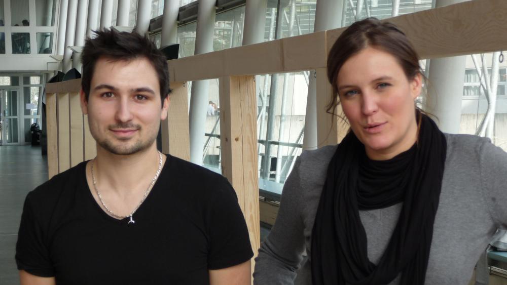 Maxime Favard, l'un des scénographes de l'exposition, et Emeline Dufrennoy, la directrice de l'association La Chambre. C.L./CUEJ