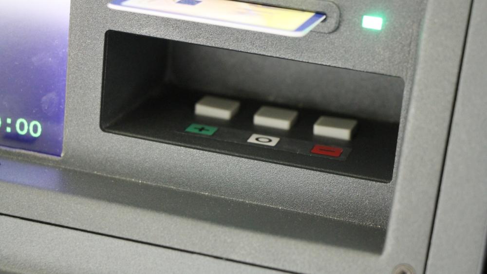 Le boîtier de vote électronique des députés. 3 choix possibles : pour (+), abstention (o) ou contre (-)
