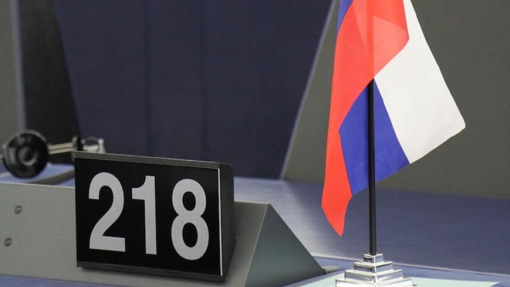 Le drapeau slovaque sur le siège de Jaroslav Paska (EFD)...