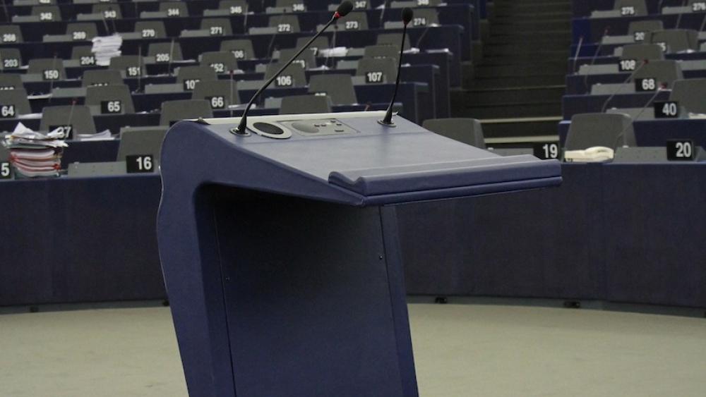 Le pupitre où viennent s'exprimer les grands dirigeants. Comme Shimon Peres, le président isräelien, durant cette session