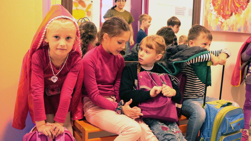 Entre deux cours, Catherine (à gauche), 6 ans, attend dans le hall avec ses camarades. /Photo Marine Godelier