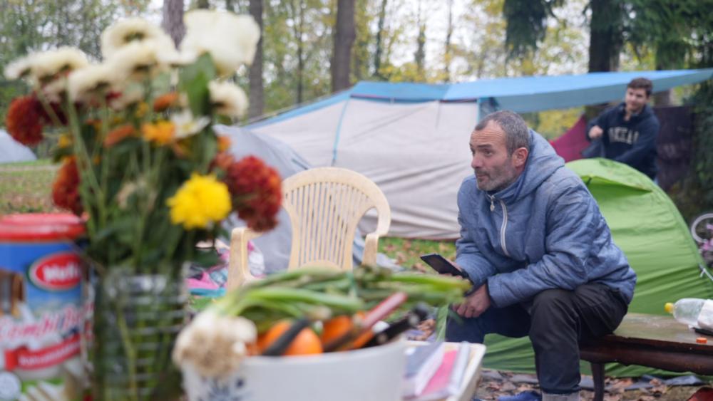 Miri, le père d’Isra, passe la journée à surveiller le campement, les enfants et leurs affaires. ©Matis BILLER-GOEFFERS.