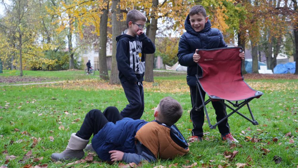 Erblil (en haut à droite) et deux amis, vivant aussi dans le parc d’Eugène-Imbs, s’amusent. ©Matis BILLER-GOEFFERS.