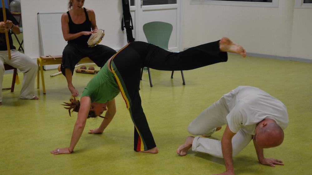 La capoeira est un art martial qui se veut ludique, basée sur le bluff et l'esquive