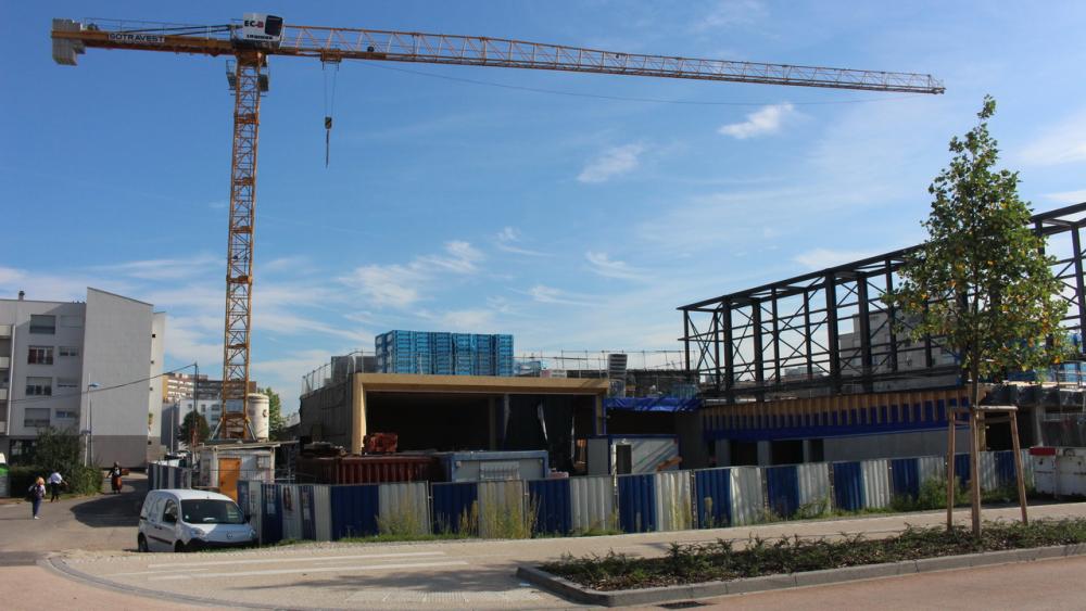 Le futur bâtiment de la médiathèque sort doucement de terre.