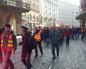 Des milliers de manifestants contre la réforme du marché du travail