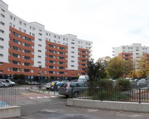 Cité nucléaire : la rénovation vue du pied des tours