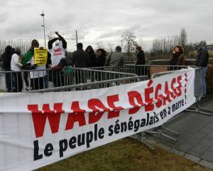 Des manifestants sénégalais anti-Wade devant le Parlement