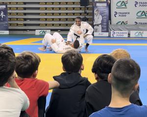 VIDÉO. À Strasbourg, des médaillés olympiques initient des scolaires au judo