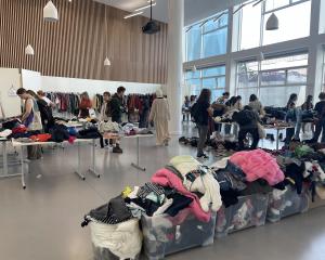 « Je n'achète que de la seconde main » : ces jeunes qui abandonnent la fast fashion