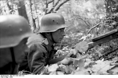 20130308-MD [Web en continu] bundesarchiv_bild_101i-198-1394-13a_russland_soldat_mit_mg_im_wald.jpg